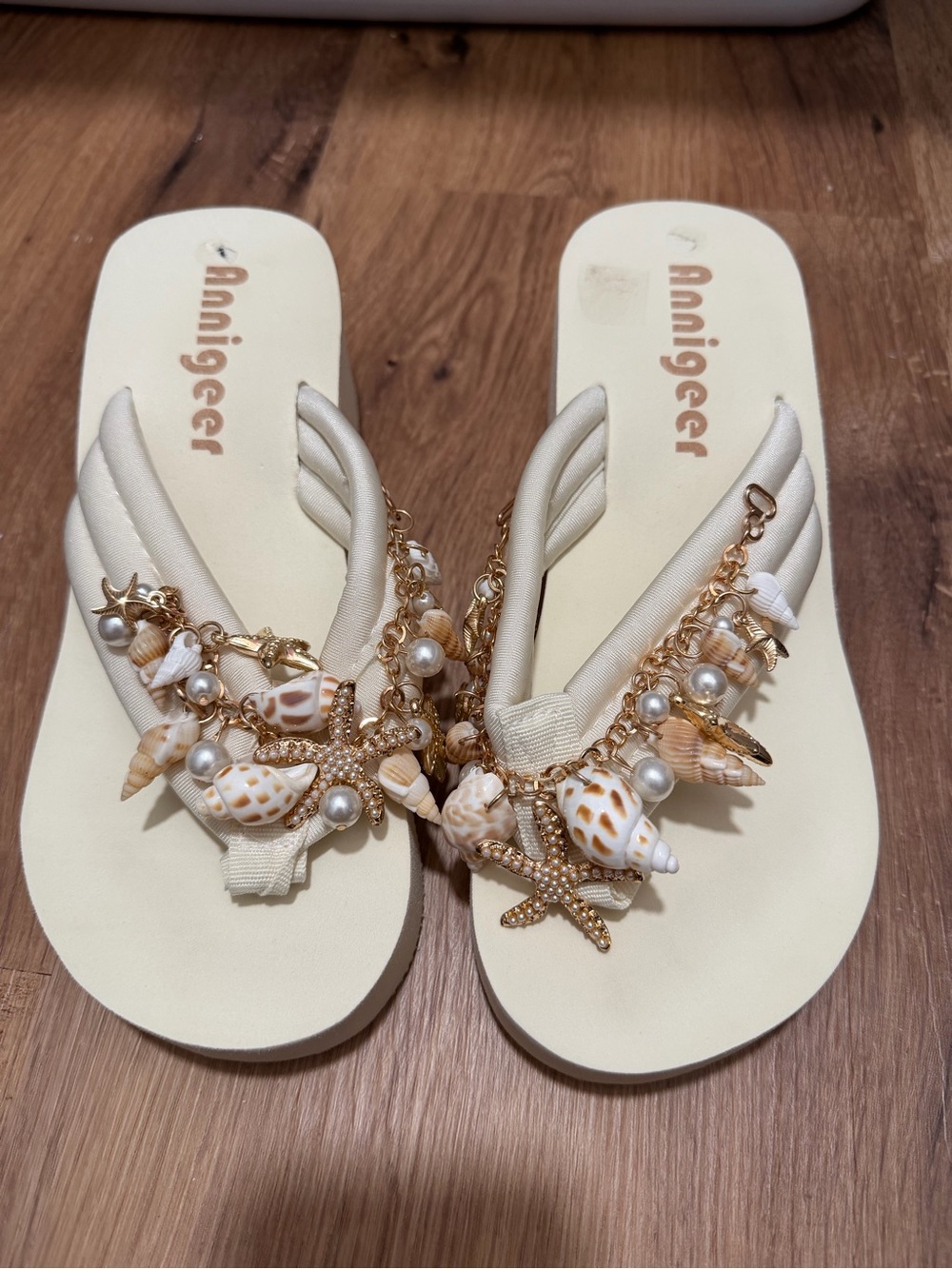 Seashell Embellished Ivory Flip Flop Sandals Sz 8